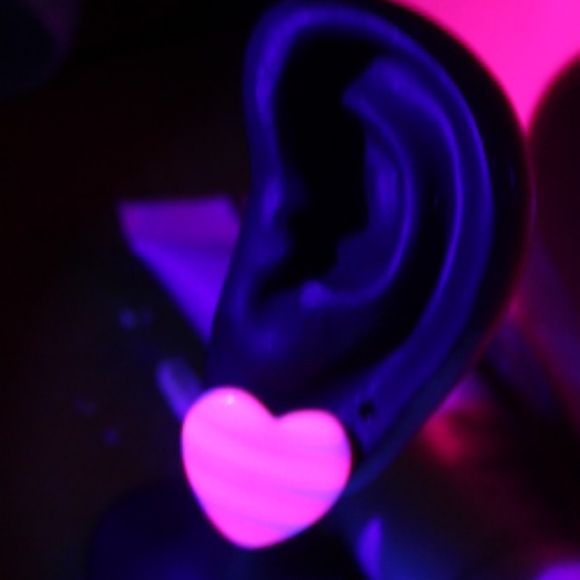 Pink & White Retro Style Heart Earrings ☆GLOWS UNDER BLACK LIGHT☆ - Picture 6 of 8